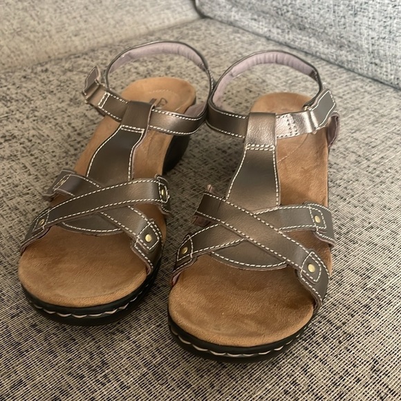 Clarks Collection Hayla Flute Gold Leather Sandal Wedge Size US 11 - Picture 2 of 13